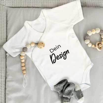 Baby Wickelbody Kurzarm in weiß mit Aufdruck "Dein Design" auf grauer Wickelunterlage