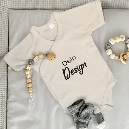 Baby Wickelbody Kurzarm in natur mit Aufdruck "Dein Design" auf grauer Wickelunterlage