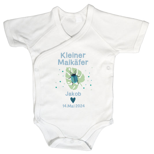 Baby Wickelbody weiß, Kurzarm auf weißen Hintergrund mit Kleiner Maikäfer in Bild und blauer Schrift, mit "Jakob" und "14. Mai. 2024" bedruckt