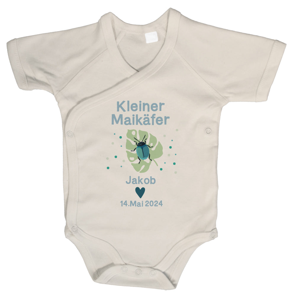 Baby Wickelbody natur, Kurzarm auf weißen Hintergrund mit Kleiner Maikäfer in Bild und blauer Schrift, mit "Jakob" und "14. Mai. 2024" bedruckt