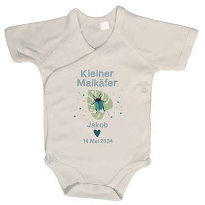 Baby Wickelbody natur, Kurzarm auf weißen Hintergrund mit Kleiner Maikäfer in Bild und blauer Schrift, mit "Jakob" und "14. Mai. 2024" bedruckt
