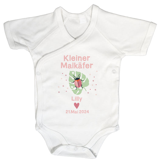 Baby Wickelbody weiß, Kurzarm auf weißen Hintergrund mit Kleiner Maikäfer in Bild und rosa Schrift, mit "Lilly" und "21. Mai. 2024" bedruckt