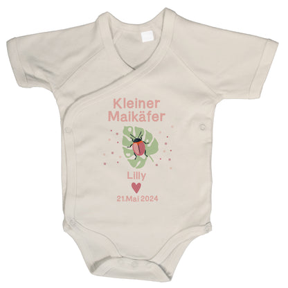 Baby Wickelbody natur, Kurzarm auf weißen Hintergrund mit Kleiner Maikäfer in Bild und rosa Schrift, mit "Lilly" und "21. Mai. 2024" bedruckt