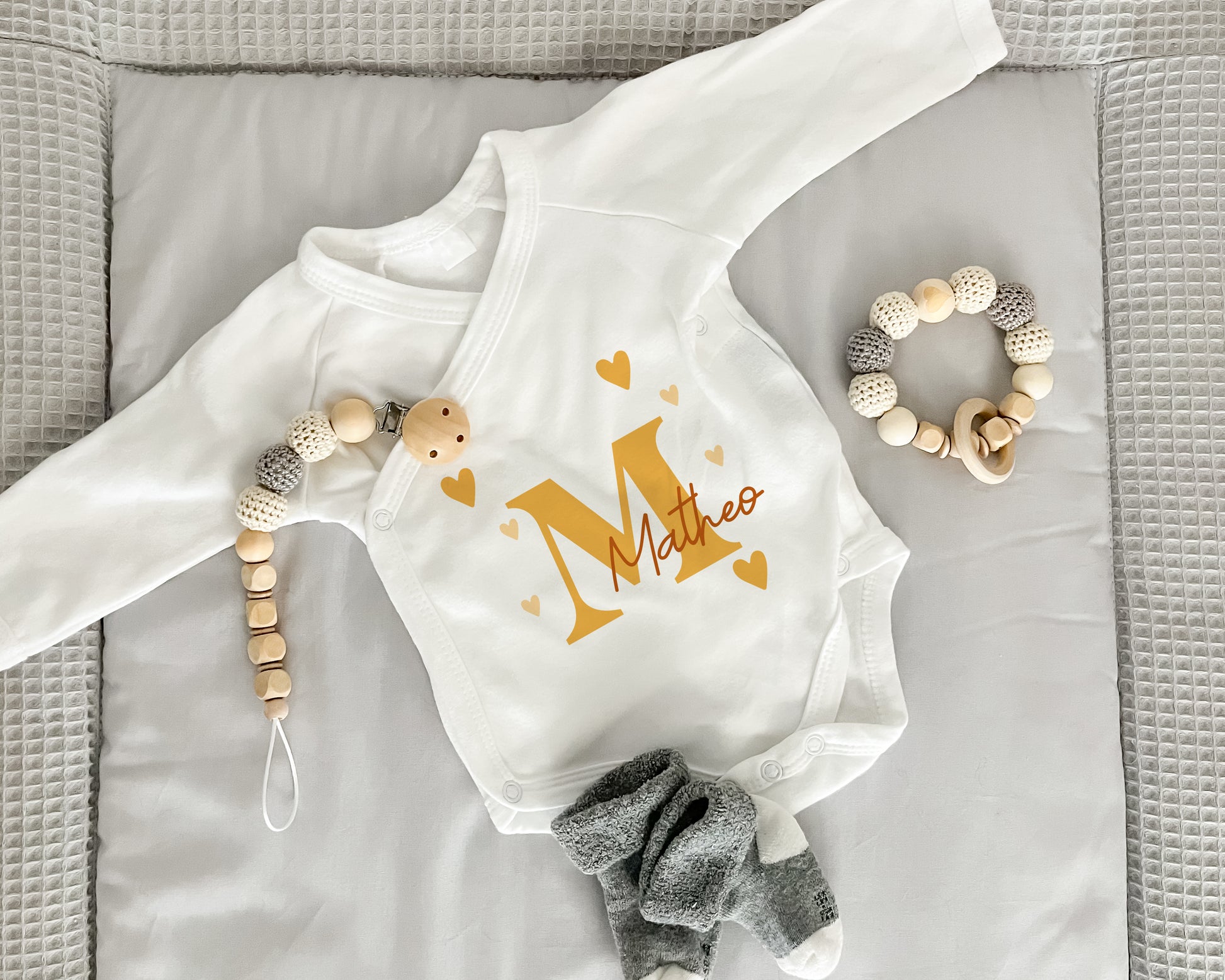 Baby Body Langarm | Wickelbody aus Bio-Baumwolle | Initiale in gold gelb mit Name - verschenkich.de