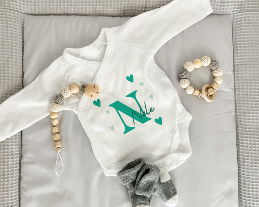 Baby Body Langarm | Wickelbody aus Bio-Baumwolle | Initiale in karibischem grün mit Name - verschenkich.de