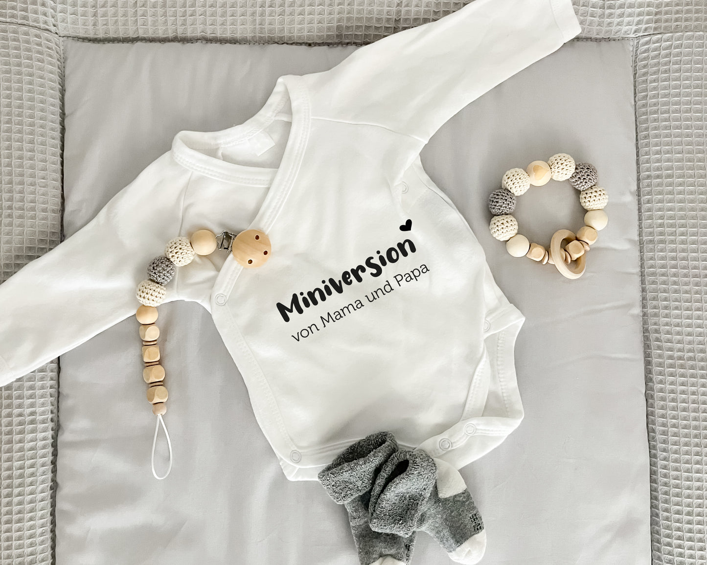 Baby Wickelbody aus Bio-Baumwolle | Miniversion von Mama und Papa | Langarm Baby Body | Perfektes Geschenk zur Geburt | süßer Spruch - verschenkich.de