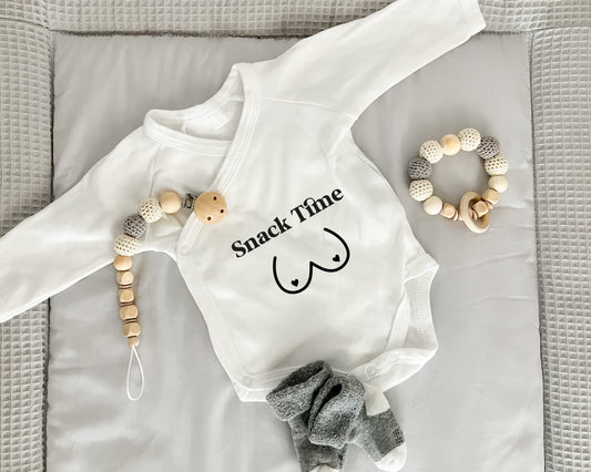 Baby Wickelbody aus Bio-Baumwolle | Snack Time | Langarm Baby Body | Perfektes Geschenk zur Geburt | frecher Spruch mit Brust - verschenkich.de