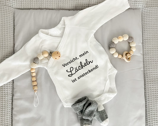 Baby Wickelbody aus Bio-Baumwolle | Vorsicht, mein Lächeln ist ansteckend | Langarm Baby Body | Perfektes Geschenk zur Geburt | süßer Spruch - verschenkich.de