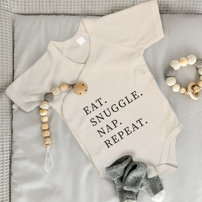 Baby Body Kurzarm mit Spruch | Wickelbody aus Bio-Baumwolle | Eat. Snuggle. Nap. Repeat.