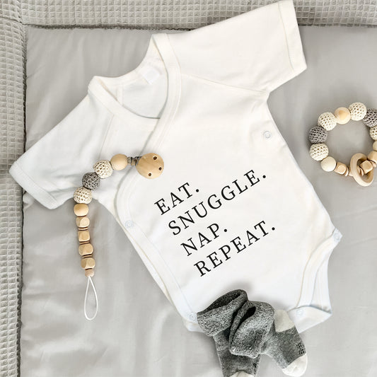 Baby Body Kurzarm mit Spruch | Wickelbody aus Bio-Baumwolle | Eat. Snuggle. Nap. Repeat.