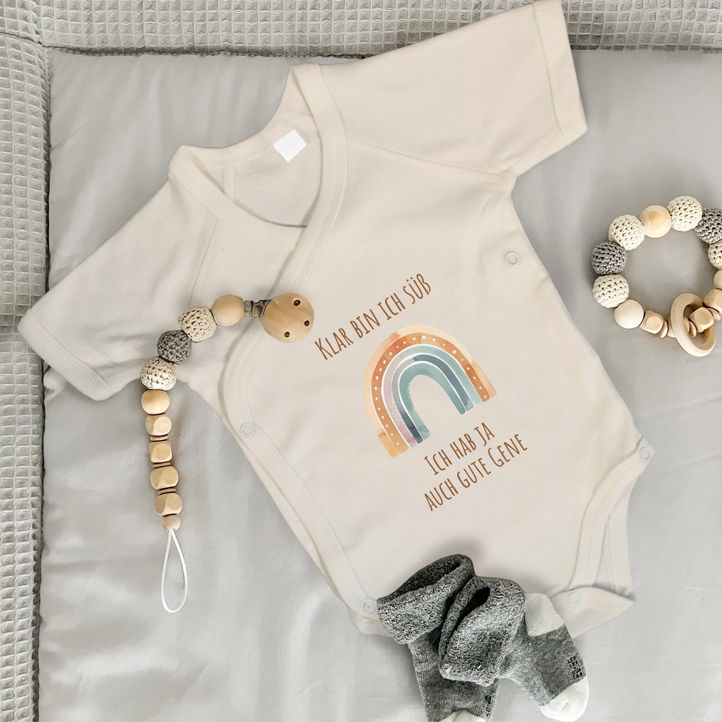 Baby Body Kurzarm mit Spruch | Wickelbody aus Bio-Baumwolle | Klar bin ich süß