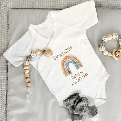 Baby Body Kurzarm mit Spruch | Wickelbody aus Bio-Baumwolle | Klar bin ich süß