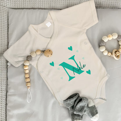 Baby Body Kurzarm mit Name | Wickelbody aus Bio-Baumwolle | Initiale in karibik grün