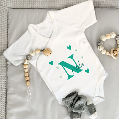 Baby Body Kurzarm mit Name | Wickelbody aus Bio-Baumwolle | Initiale in karibik grün