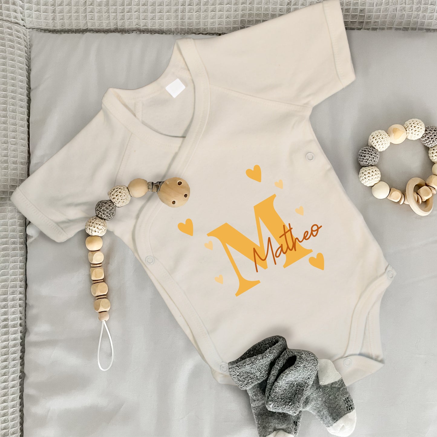 Baby Body Kurzarm mit Name | Wickelbody aus Bio-Baumwolle | Initiale in gold gelb