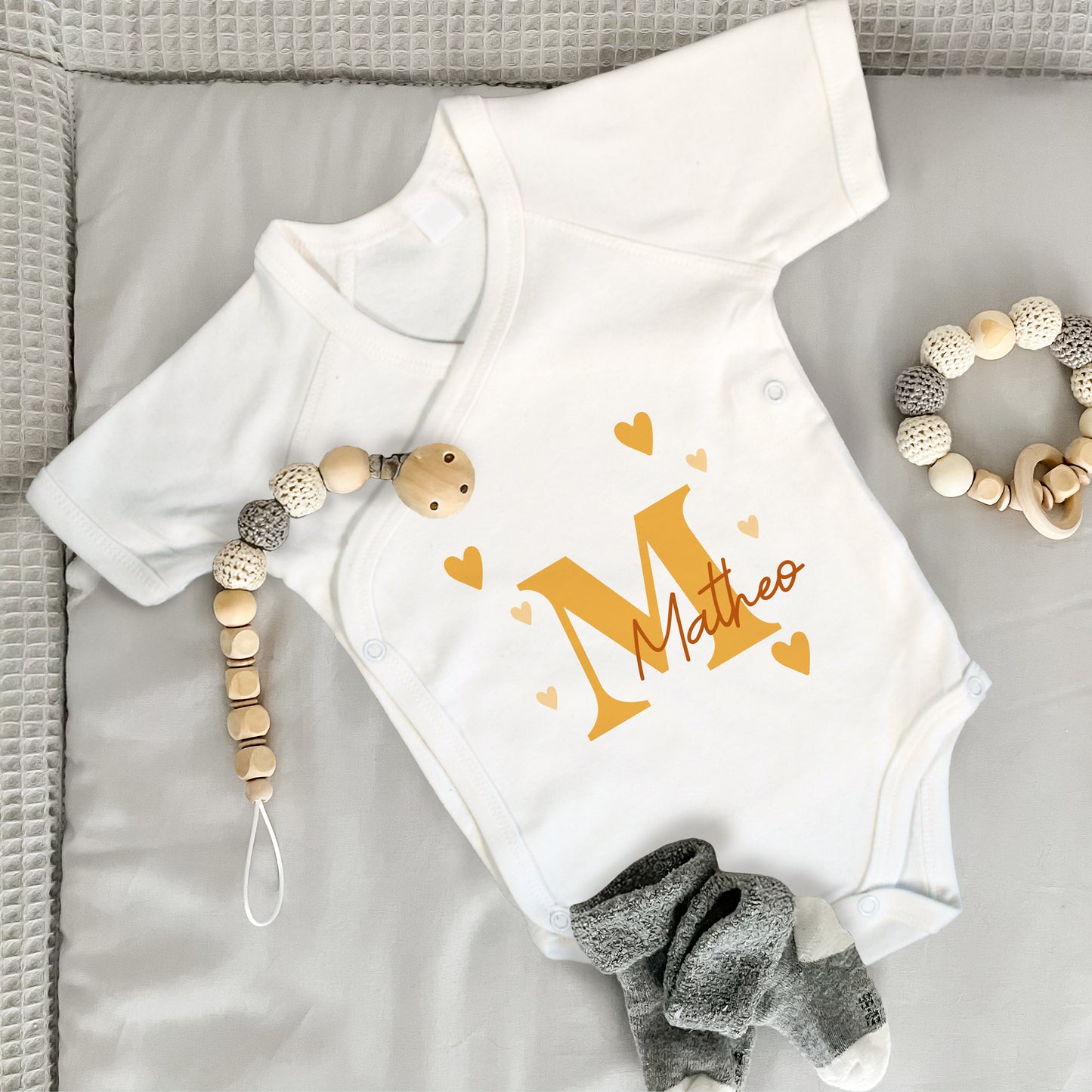 Baby Body Kurzarm mit Name | Wickelbody aus Bio-Baumwolle | Initiale in gold gelb