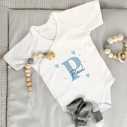 Baby Body Kurzarm mit Name |  Wickelbody aus Bio-Baumwolle | Initiale in blau