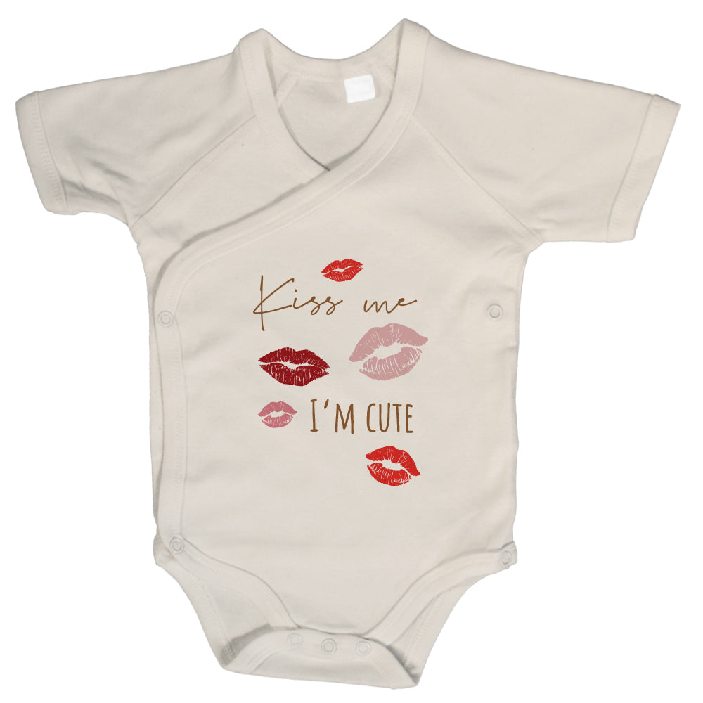 Baby Body Kurzarm mit Spruch | Wickelbody aus Bio-Baumwolle | Kiss Me, I’m Cute