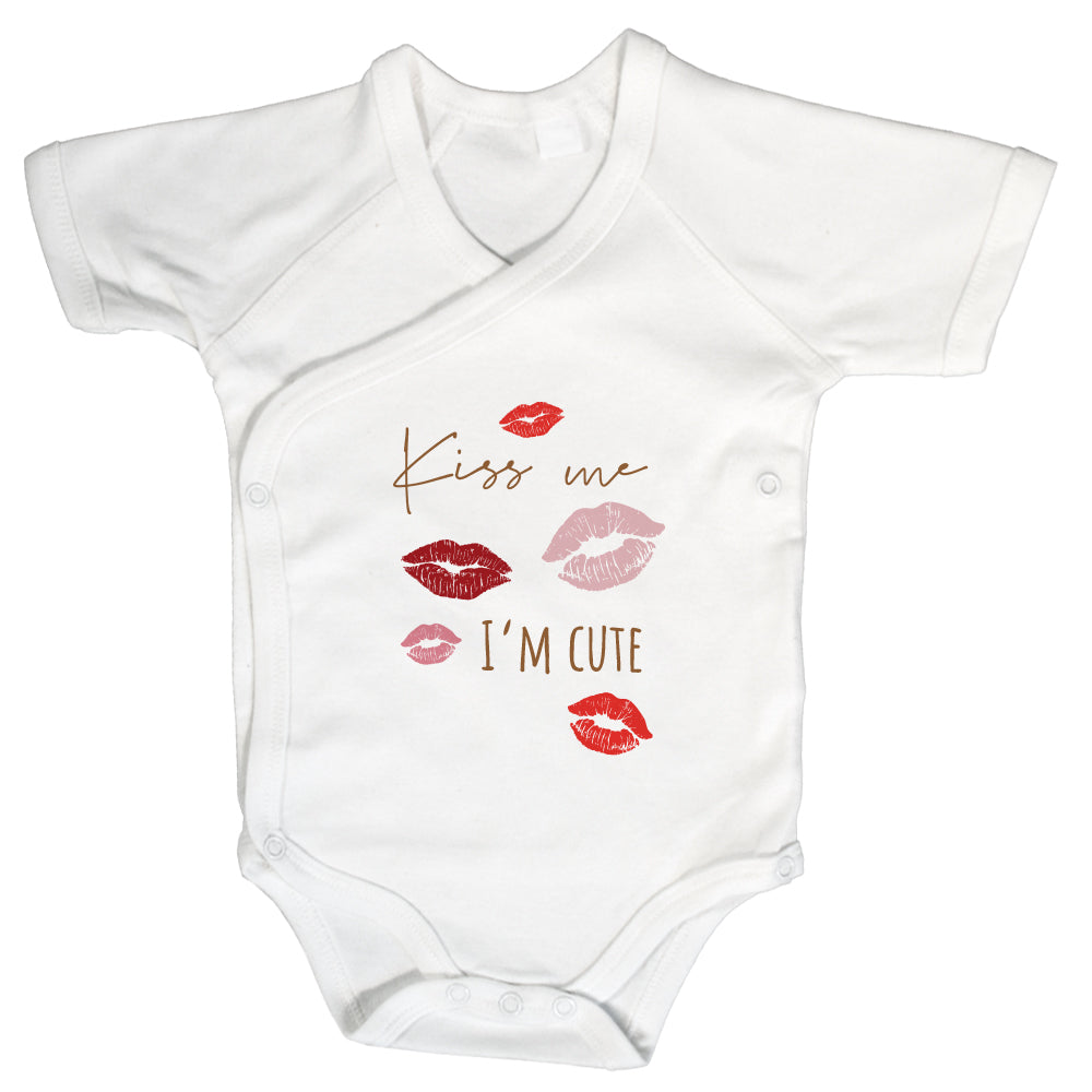 Baby Body Kurzarm mit Spruch | Wickelbody aus Bio-Baumwolle | Kiss Me, I’m Cute