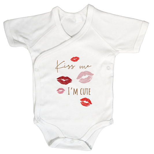 Baby Body Kurzarm mit Spruch | Wickelbody aus Bio-Baumwolle | Kiss Me, I’m Cute