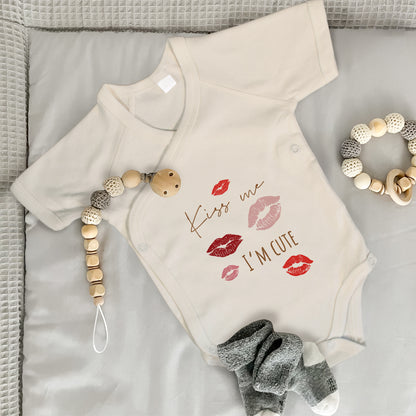 Baby Body Kurzarm mit Spruch | Wickelbody aus Bio-Baumwolle | Kiss Me, I’m Cute