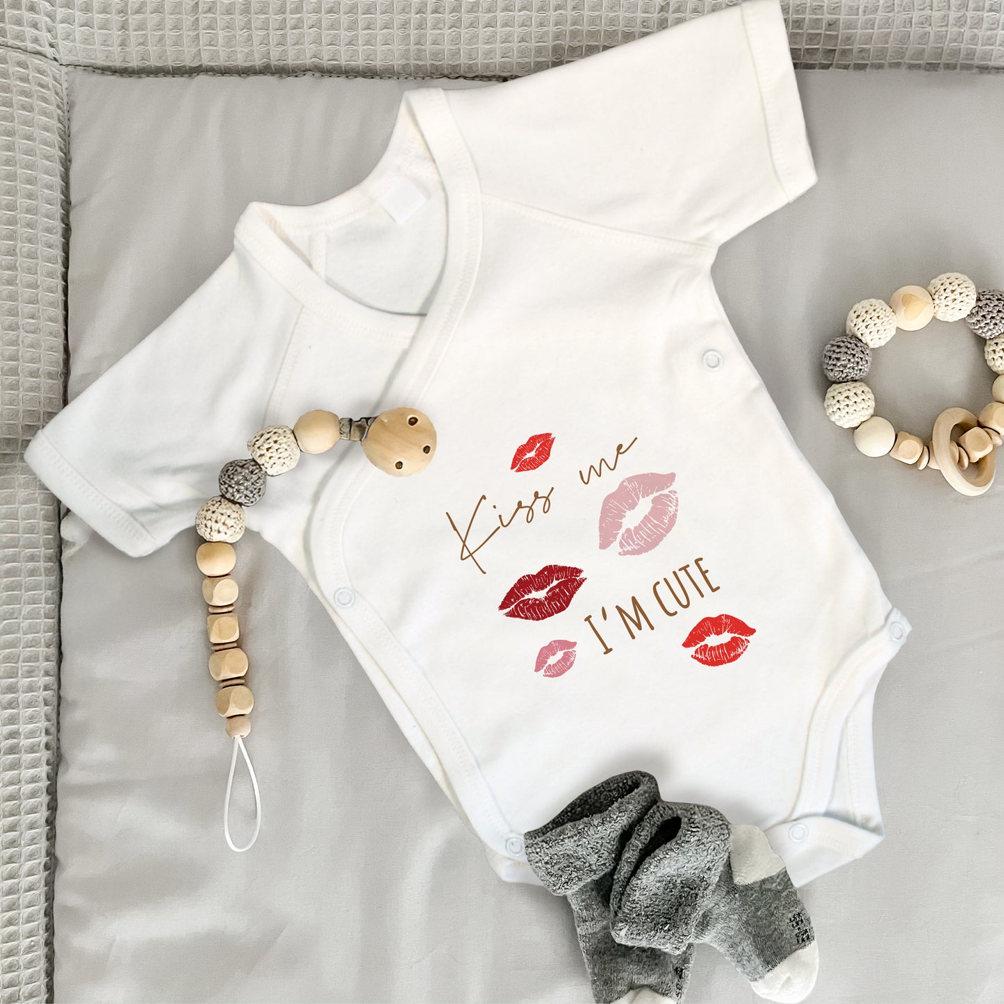 Baby Body Kurzarm mit Spruch | Wickelbody aus Bio-Baumwolle | Kiss Me, I’m Cute