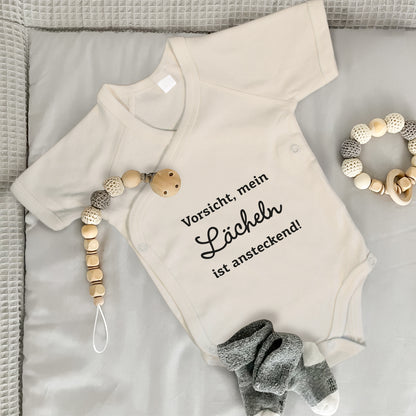Baby Body Kurzarm mit Spruch | Wickelbody aus Bio-Baumwolle | Vorsicht, mein Lächeln ist ansteckend