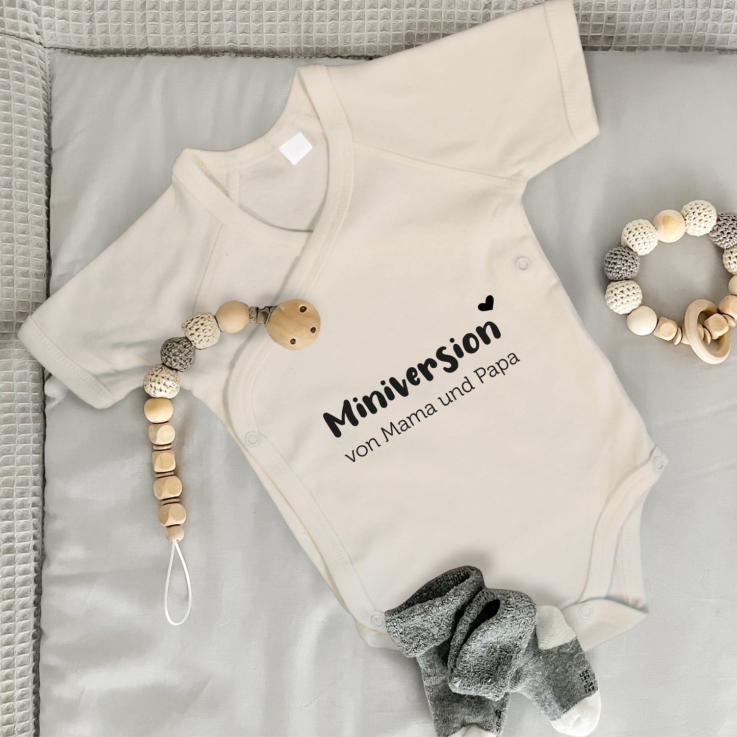 Baby Body Kurzarm mit Spruch | Wickelbody aus Bio-Baumwolle | Miniversion von Mama und Papa
