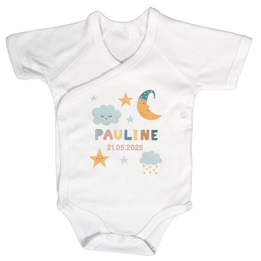 Weißer Wickelbody mit kurzem Arm, Motiv aus Mond, Wolken, Sternen, Name „Pauline“ und Datum „21.05.2025“.