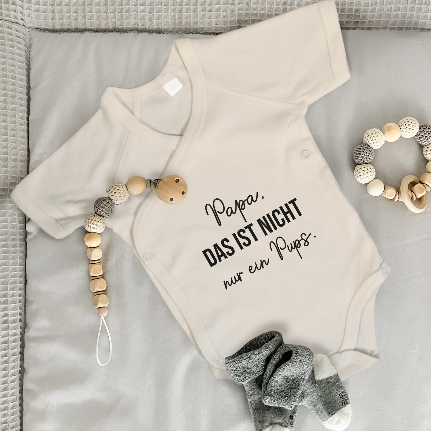 Baby Body Kurzarm mit Spruch | Wickelbody aus Bio-Baumwolle | Papa, das ist nicht nur ein Pups
