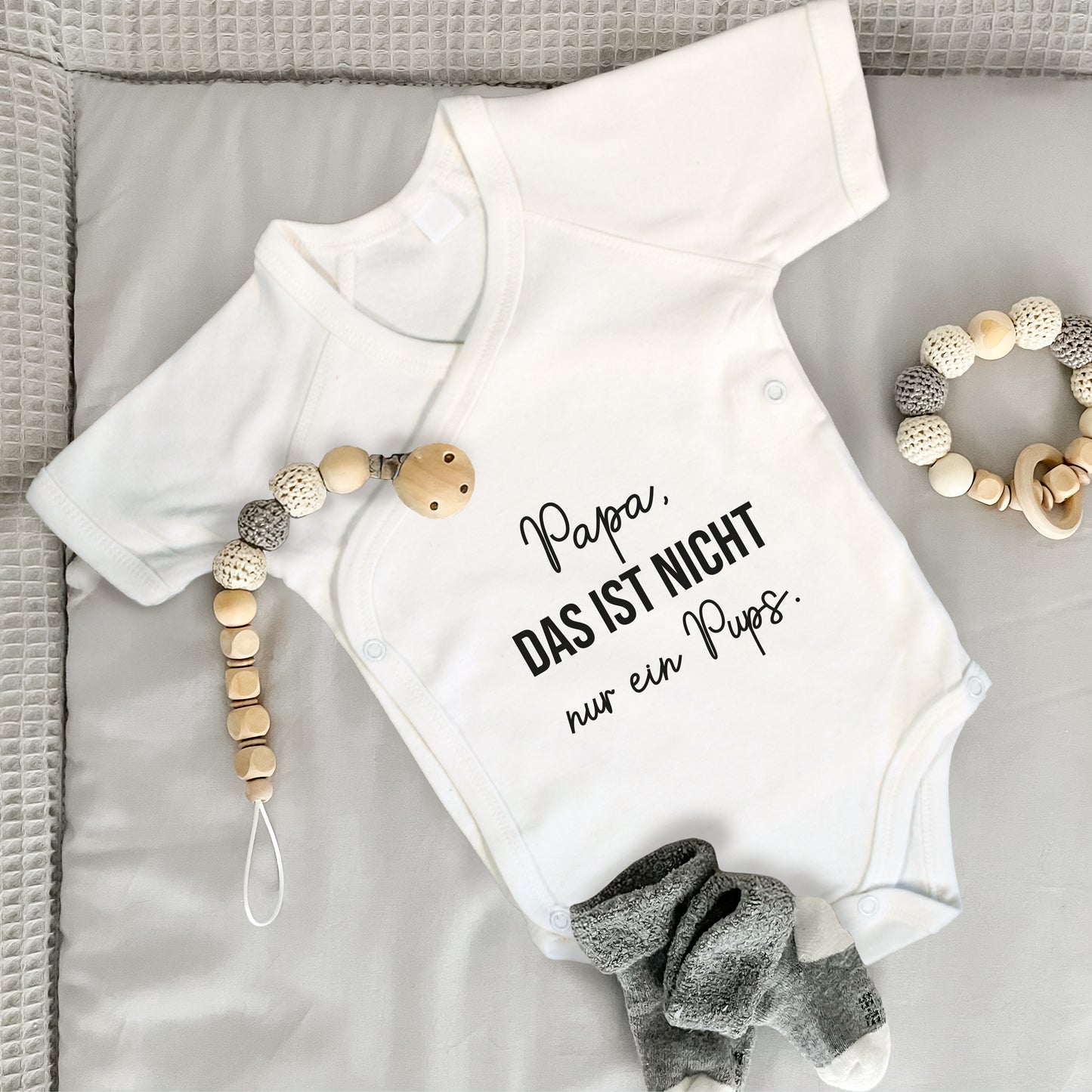 Baby Body Kurzarm mit Spruch | Wickelbody aus Bio-Baumwolle | Papa, das ist nicht nur ein Pups