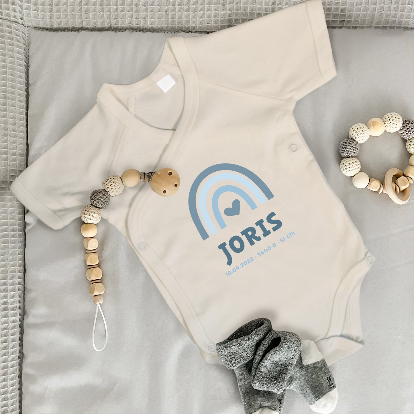 Baby Body Kurzarm mit Name & Geburtsdaten | Wickelbody aus Bio-Baumwolle | Regenbogen Blau