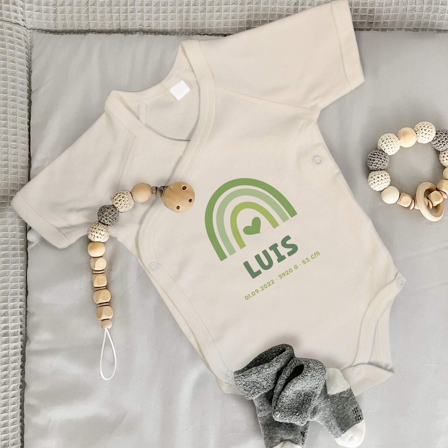 Baby Body Kurzarm mit Name & Geburtsdaten | Wickelbody aus Bio-Baumwolle | Regenbogen Grün