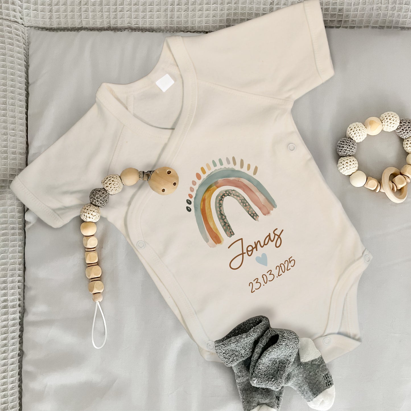 Baby Body Kurzarm mit Name & Geburtsdatum | Wickelbody aus Bio-Baumwolle | Boho Regenbogen