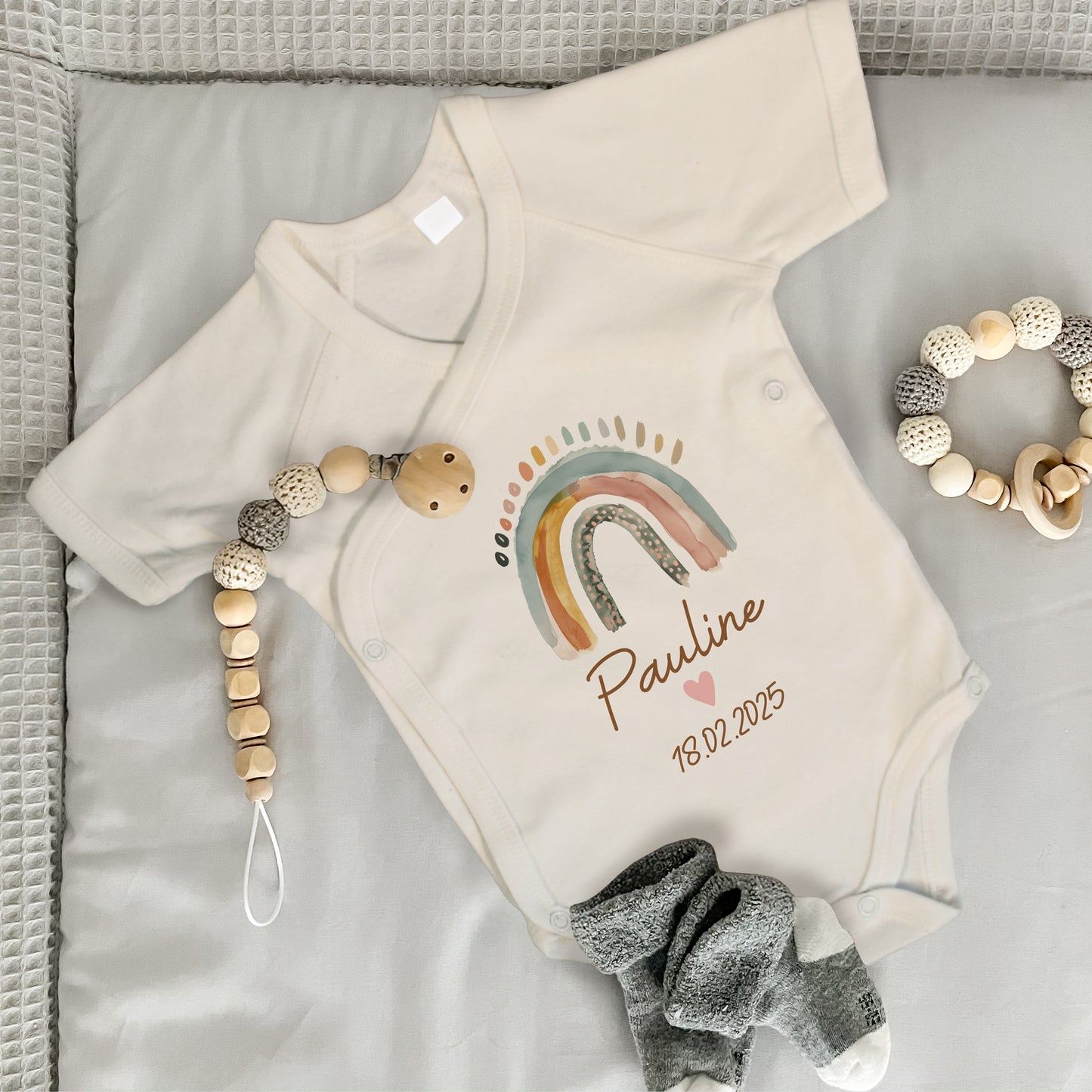 Baby Body Kurzarm mit Name & Geburtsdatum | Wickelbody aus Bio-Baumwolle | Boho Regenbogen