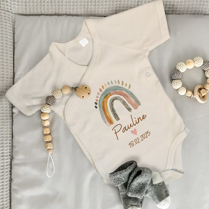 Baby Body Kurzarm mit Name & Geburtsdatum | Wickelbody aus Bio-Baumwolle | Boho Regenbogen