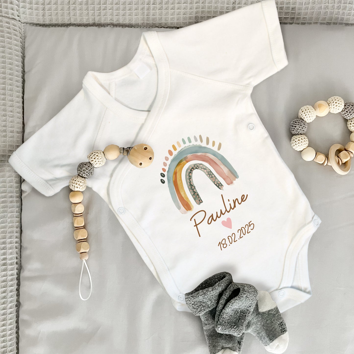 Baby Body Kurzarm mit Name & Geburtsdatum | Wickelbody aus Bio-Baumwolle | Boho Regenbogen