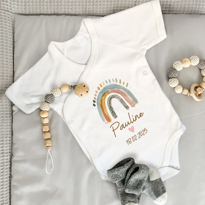 Baby Body Kurzarm mit Name & Geburtsdatum | Wickelbody aus Bio-Baumwolle | Boho Regenbogen