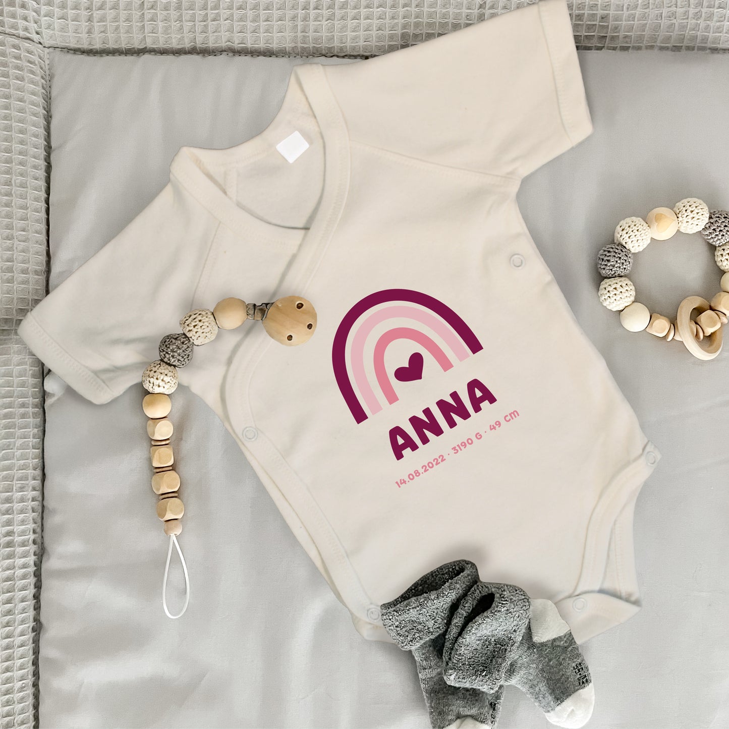 Baby Body Kurzarm mit Name & Geburtsdaten | Wickelbody aus Bio-Baumwolle | Regenbogen Pink