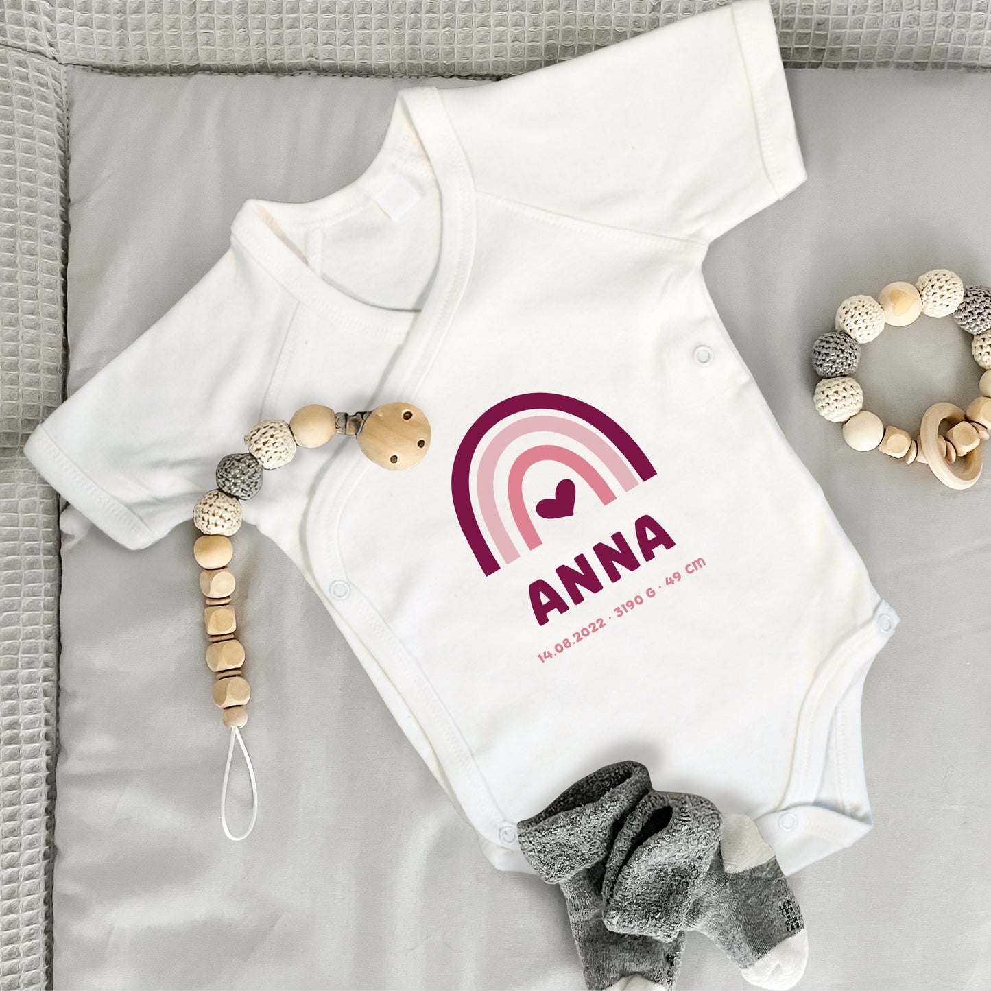 Baby Body Kurzarm mit Name & Geburtsdaten | Wickelbody aus Bio-Baumwolle | Regenbogen Pink