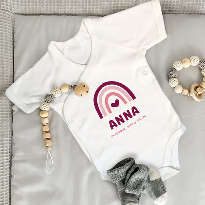 Baby Body Kurzarm mit Name & Geburtsdaten | Wickelbody aus Bio-Baumwolle | Regenbogen Pink