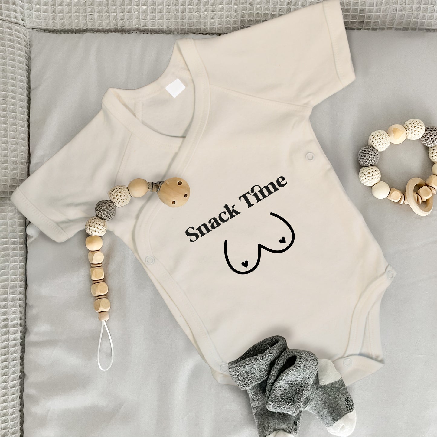 Baby Body Kurzarm mit Spruch | Wickelbody aus Bio-Baumwolle | Snack Time