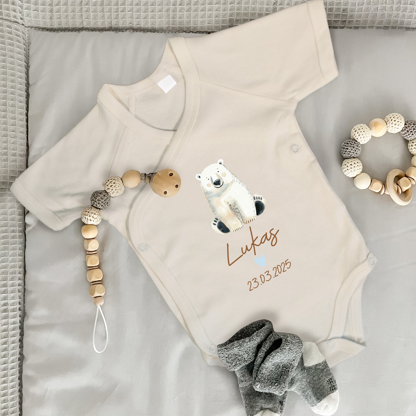 Baby Body Kurzarm mit Name & Geburtsdatum | Wickelbody aus Bio-Baumwolle | Tierparty - Eisbär