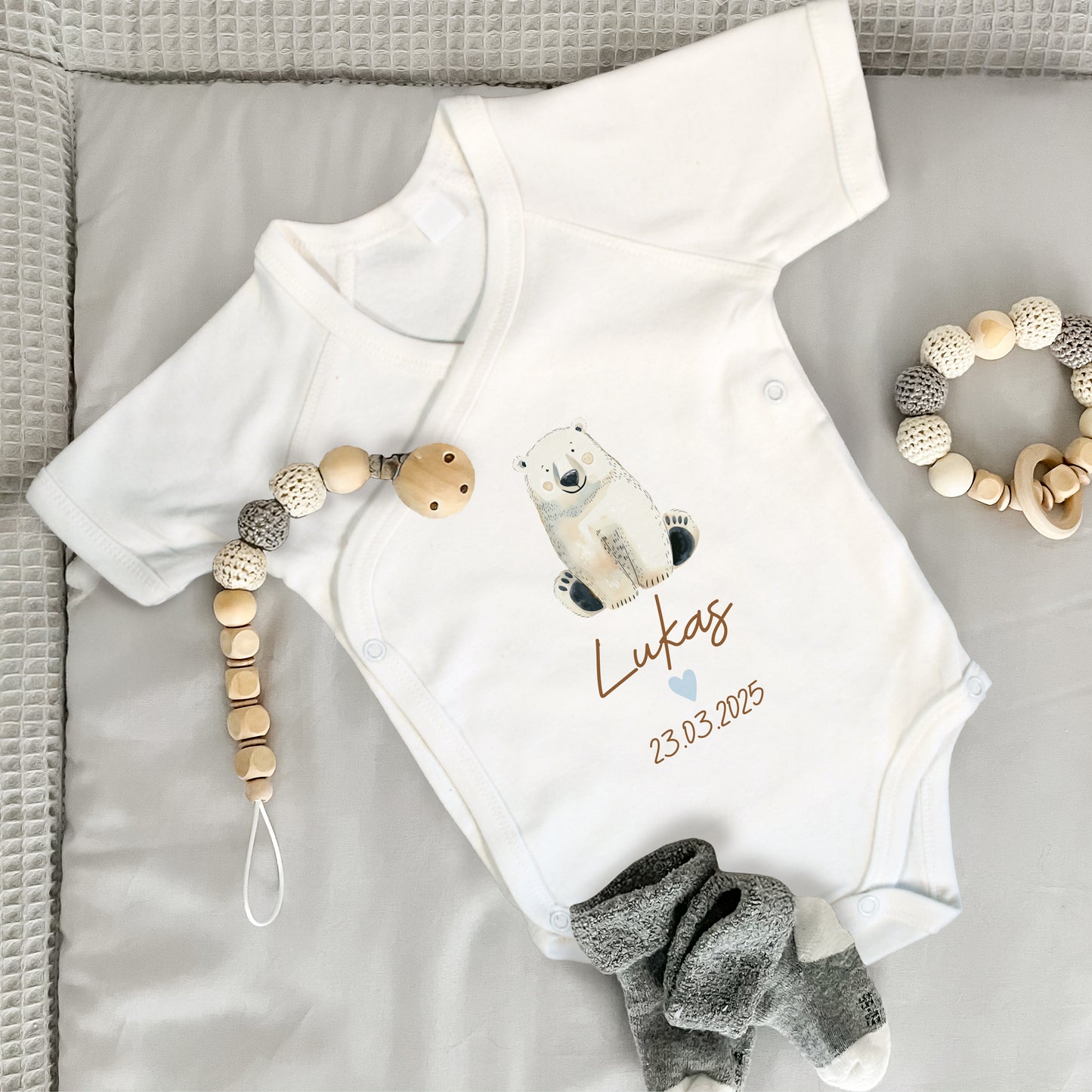 Baby Body Kurzarm mit Name & Geburtsdatum | Wickelbody aus Bio-Baumwolle | Tierparty - Eisbär