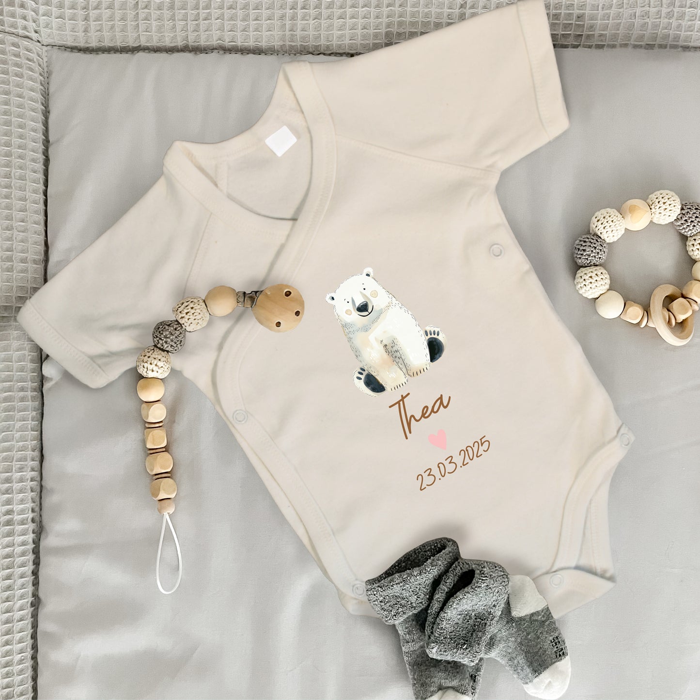 Baby Body Kurzarm mit Name & Geburtsdatum | Wickelbody aus Bio-Baumwolle | Tierparty - Eisbär