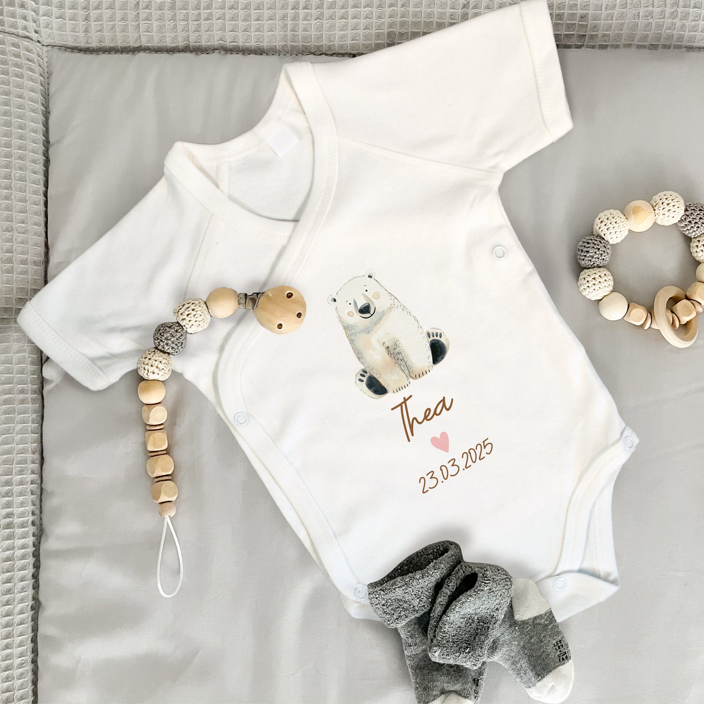 Baby Body Kurzarm mit Name & Geburtsdatum | Wickelbody aus Bio-Baumwolle | Tierparty - Eisbär