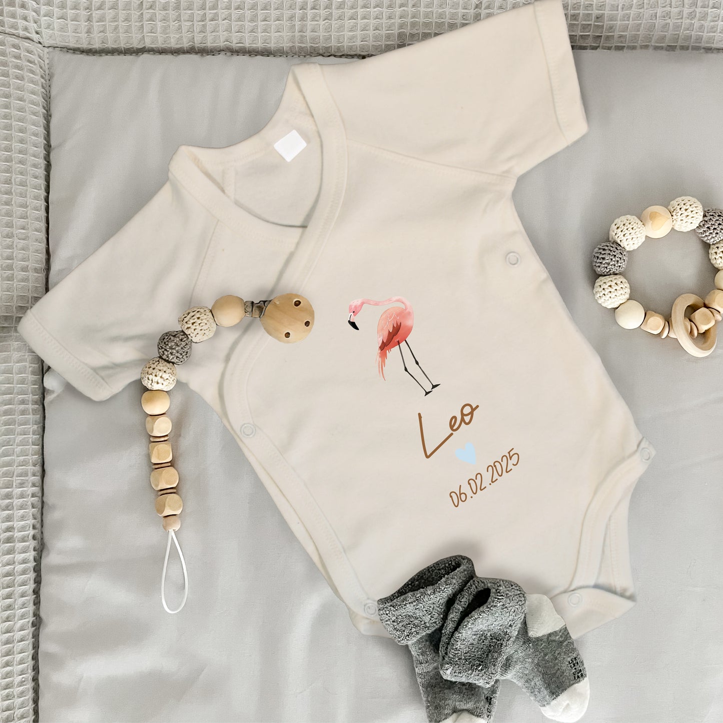 Baby Body Kurzarm mit Name & Geburtsdatum | Wickelbody aus Bio-Baumwolle | Tierparty - Flamingo