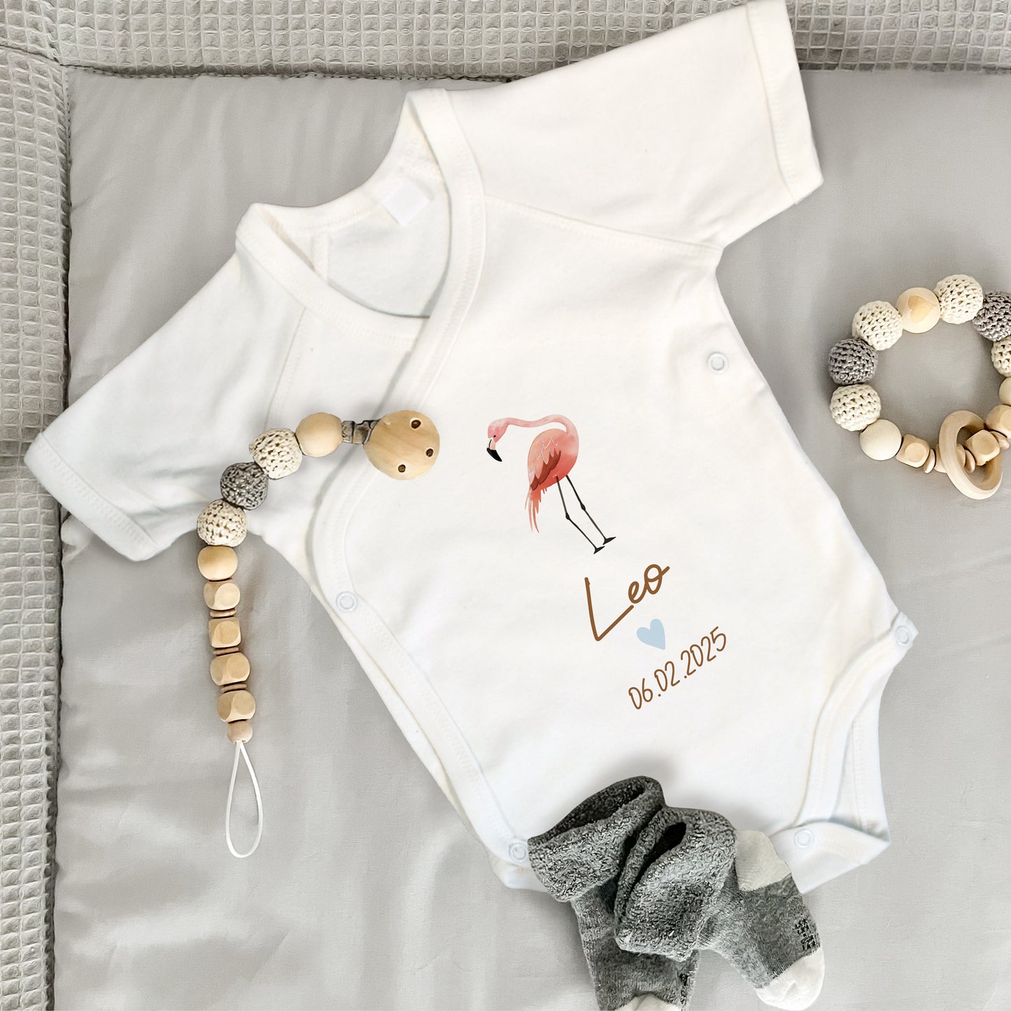 Baby Body Kurzarm mit Name & Geburtsdatum | Wickelbody aus Bio-Baumwolle | Tierparty - Flamingo