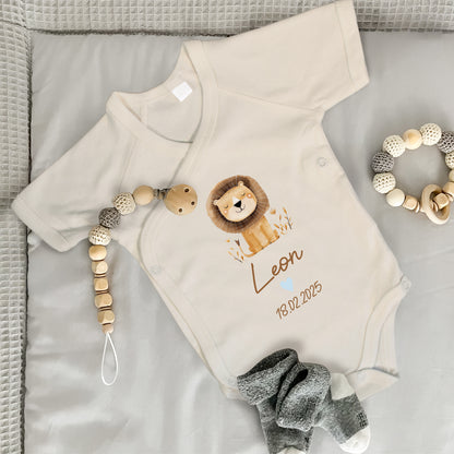 Baby Body Kurzarm mit Name & Geburtsdatum | Wickelbody aus Bio-Baumwolle | Tierparty - Löwe