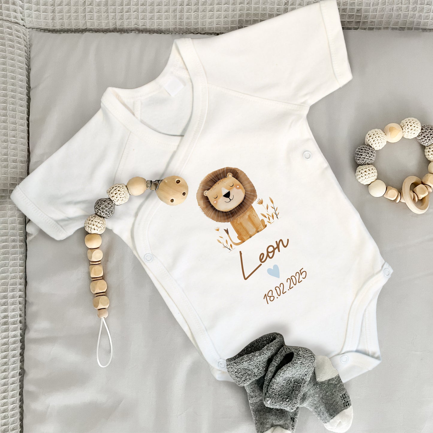 Baby Body Kurzarm mit Name & Geburtsdatum | Wickelbody aus Bio-Baumwolle | Tierparty - Löwe